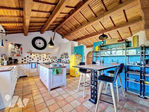 PROPRIETE ATYPIQUE SUR 6HA AU COEUR DU VALLON