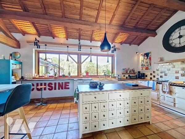 PROPRIETE ATYPIQUE SUR 6HA AU COEUR DU VALLON