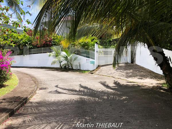 Un bien rare aux Anses-d’Arlet à quelques minutes à pied de la plage !