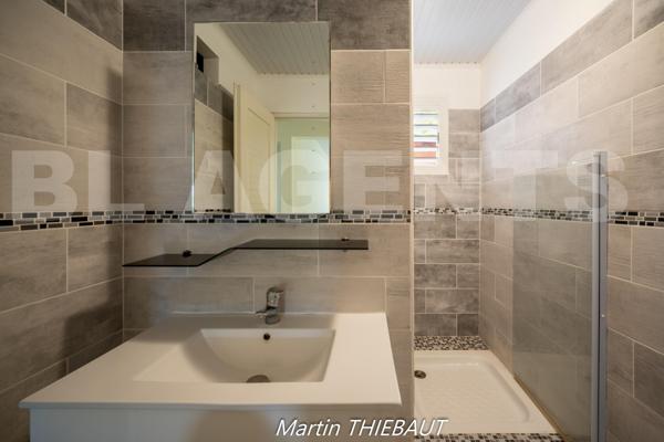 Un bien rare aux Anses-d’Arlet à quelques minutes à pied de la plage !