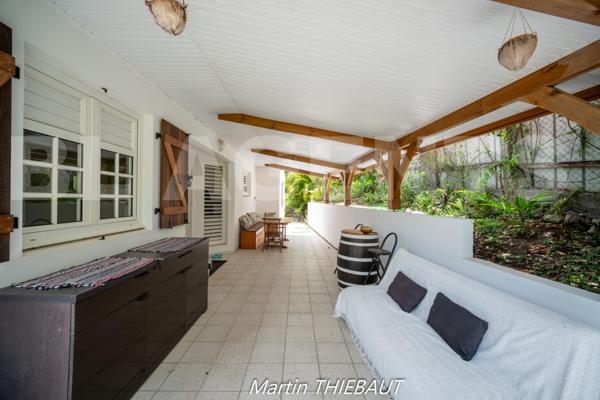 Un bien rare aux Anses-d’Arlet à quelques minutes à pied de la plage !