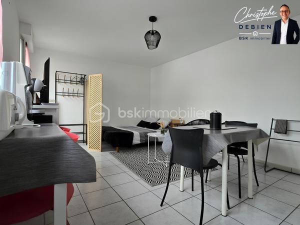 🏡Christophe Debien – BSK Immobilier – vous propose, cette propriété familiale avec studio indépendant, idéalement située à moins de 10 minutes Chantonnay, au cœur de Saint-Martin-des-Noyers.

Édifiée en 1995, cette maison soigneusement entretenue offre 141 m² habitables auxquels s’ajoute un studio indépendant de 24 m², le tout sur une parcelle constructible de 2 592 m² entièrement close et paysagée.

📍 Son emplacement est stratégique : à moins de 10 minutes des Essarts, et à moins de 15 minutes de l’échangeur autoroutier A83/A87, de La Ferrière et de Chantonnay.

✨ Une maison accueillante et lumineuse

Une allée élégamment paysagée vous mène vers un porche qui ouvre sur un hall d’entrée avec toilettes.
Vous serez séduit par la pièce de vie spacieuse et baignée de lumière, comprenant un salon chaleureux, une salle à manger conviviale et une cuisine aménagée et équipée avec plan de travail en granit.
Des portes à galandage permettent de moduler les espaces selon vos envies.

Un dégagement dessert une chambre en rez-de-chaussée ainsi qu’une salle de bain, offrant un confort de plain-pied.
Attenant, une lingerie avec accès direct au garage disposant d’un grenier complète ce niveau.

🌿 Un étage pensé pour la famille

À l’étage, une mezzanine avec balcon – parfaite pour un bureau ou un espace détente – dessert deux chambres lumineuses, chacune avec balcon, une salle d’eau et des toilettes.

🏠 Un cadre de vie privilégié

Parcelle constructible, close et arborée avec jardin paysager

Puits pour l’arrosage

Garage supplémentaire accueillant un studio indépendant (pièce de vie avec cuisine, salle d’eau et WC), idéal pour recevoir famille et amis ou pour générer un revenu locatif

Espaces généreux et confortables, pensés pour la vie familiale

📞 Pour plus d’informations ou pour organiser une visite, contactez-moi dès maintenant.
💻 Une visite virtuelle est disponible sur demande.

Conformément aux dispositions de la loi ELAN, tout candidat acquéreur est informé de son droit de se faire accompagner, lors de la visite, par un professionnel du bâtiment de son choix.
Il est demandé de signaler préalablement la présence de cet intervenant afin de permettre l’organisation de la visite dans des conditions adaptées.