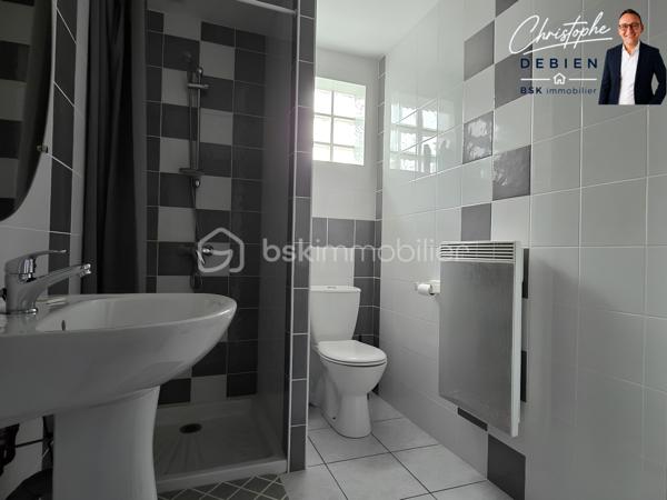 🏡Christophe Debien – BSK Immobilier – vous propose, cette propriété familiale avec studio indépendant, idéalement située à moins de 10 minutes Chantonnay, au cœur de Saint-Martin-des-Noyers.

Édifiée en 1995, cette maison soigneusement entretenue offre 141 m² habitables auxquels s’ajoute un studio indépendant de 24 m², le tout sur une parcelle constructible de 2 592 m² entièrement close et paysagée.

📍 Son emplacement est stratégique : à moins de 10 minutes des Essarts, et à moins de 15 minutes de l’échangeur autoroutier A83/A87, de La Ferrière et de Chantonnay.

✨ Une maison accueillante et lumineuse

Une allée élégamment paysagée vous mène vers un porche qui ouvre sur un hall d’entrée avec toilettes.
Vous serez séduit par la pièce de vie spacieuse et baignée de lumière, comprenant un salon chaleureux, une salle à manger conviviale et une cuisine aménagée et équipée avec plan de travail en granit.
Des portes à galandage permettent de moduler les espaces selon vos envies.

Un dégagement dessert une chambre en rez-de-chaussée ainsi qu’une salle de bain, offrant un confort de plain-pied.
Attenant, une lingerie avec accès direct au garage disposant d’un grenier complète ce niveau.

🌿 Un étage pensé pour la famille

À l’étage, une mezzanine avec balcon – parfaite pour un bureau ou un espace détente – dessert deux chambres lumineuses, chacune avec balcon, une salle d’eau et des toilettes.

🏠 Un cadre de vie privilégié

Parcelle constructible, close et arborée avec jardin paysager

Puits pour l’arrosage

Garage supplémentaire accueillant un studio indépendant (pièce de vie avec cuisine, salle d’eau et WC), idéal pour recevoir famille et amis ou pour générer un revenu locatif

Espaces généreux et confortables, pensés pour la vie familiale

📞 Pour plus d’informations ou pour organiser une visite, contactez-moi dès maintenant.
💻 Une visite virtuelle est disponible sur demande.

Conformément aux dispositions de la loi ELAN, tout candidat acquéreur est informé de son droit de se faire accompagner, lors de la visite, par un professionnel du bâtiment de son choix.
Il est demandé de signaler préalablement la présence de cet intervenant afin de permettre l’organisation de la visite dans des conditions adaptées.