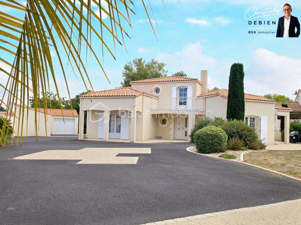 🏡Christophe Debien – BSK Immobilier – vous propose, cette propriété familiale avec studio indépendant, idéalement située à moins de 10 minutes Chantonnay, au cœur de Saint-Martin-des-Noyers.

Édifiée en 1995, cette maison soigneusement entretenue offre 141 m² habitables auxquels s’ajoute un studio indépendant de 24 m², le tout sur une parcelle constructible de 2 592 m² entièrement close et paysagée.

📍 Son emplacement est stratégique : à moins de 10 minutes des Essarts, et à moins de 15 minutes de l’échangeur autoroutier A83/A87, de La Ferrière et de Chantonnay.

✨ Une maison accueillante et lumineuse

Une allée élégamment paysagée vous mène vers un porche qui ouvre sur un hall d’entrée avec toilettes.
Vous serez séduit par la pièce de vie spacieuse et baignée de lumière, comprenant un salon chaleureux, une salle à manger conviviale et une cuisine aménagée et équipée avec plan de travail en granit.
Des portes à galandage permettent de moduler les espaces selon vos envies.

Un dégagement dessert une chambre en rez-de-chaussée ainsi qu’une salle de bain, offrant un confort de plain-pied.
Attenant, une lingerie avec accès direct au garage disposant d’un grenier complète ce niveau.

🌿 Un étage pensé pour la famille

À l’étage, une mezzanine avec balcon – parfaite pour un bureau ou un espace détente – dessert deux chambres lumineuses, chacune avec balcon, une salle d’eau et des toilettes.

🏠 Un cadre de vie privilégié

Parcelle constructible, close et arborée avec jardin paysager

Puits pour l’arrosage

Garage supplémentaire accueillant un studio indépendant (pièce de vie avec cuisine, salle d’eau et WC), idéal pour recevoir famille et amis ou pour générer un revenu locatif

Espaces généreux et confortables, pensés pour la vie familiale

📞 Pour plus d’informations ou pour organiser une visite, contactez-moi dès maintenant.
💻 Une visite virtuelle est disponible sur demande.

Conformément aux dispositions de la loi ELAN, tout candidat acquéreur est informé de son droit de se faire accompagner, lors de la visite, par un professionnel du bâtiment de son choix.
Il est demandé de signaler préalablement la présence de cet intervenant afin de permettre l’organisation de la visite dans des conditions adaptées.