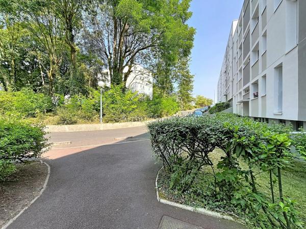 Vente                                                      Appartement
                        
                     4 pièces                      69 m2                     à Crosne