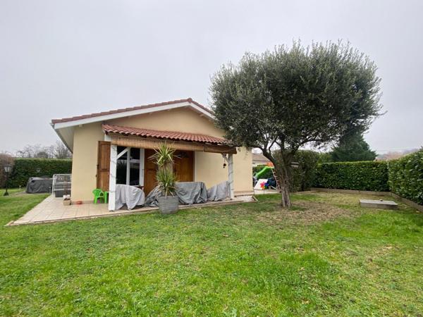 Maison de plain-pied avec garage et atelier