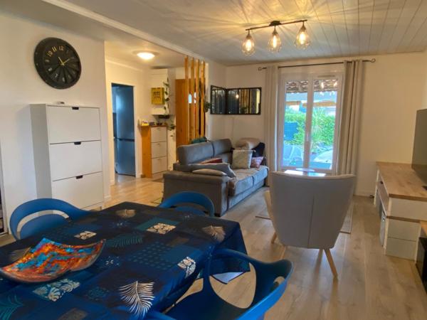 Maison de plain-pied avec garage et atelier