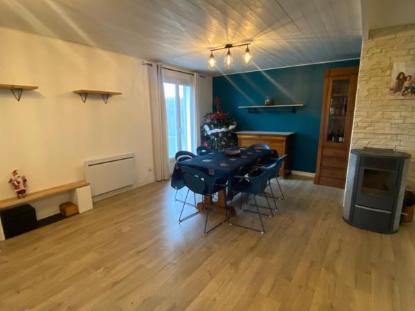 Maison de plain-pied avec garage et atelier