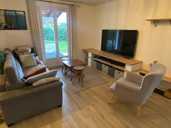 Maison de plain-pied avec garage et atelier