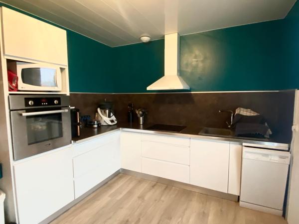 Maison de plain-pied avec garage et atelier