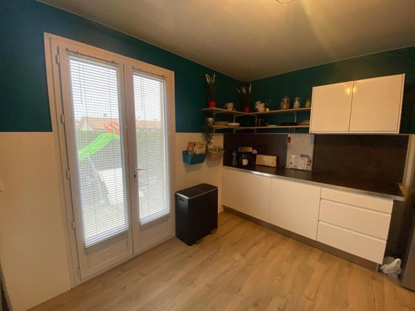 Maison de plain-pied avec garage et atelier