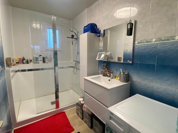 Maison de plain-pied avec garage et atelier