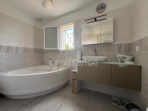 POUSSAN(34), À VENDRE MAISON 4 FACES, P6, SURFACE 140 m2, TERRAIN 922 m2, PISCINE, GARAGE, VUE DÉGAGÉE, SECTEUR CALME.