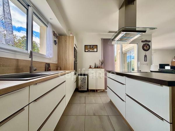 POUSSAN(34), À VENDRE MAISON 4 FACES, P6, SURFACE 140 m2, TERRAIN 922 m2, PISCINE, GARAGE, VUE DÉGAGÉE, SECTEUR CALME.