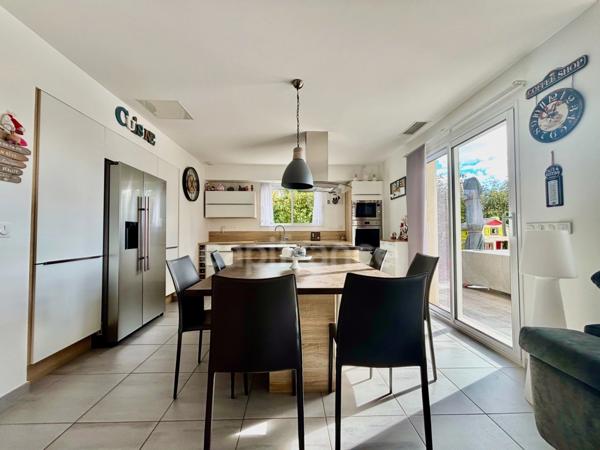 POUSSAN(34), À VENDRE MAISON 4 FACES, P6, SURFACE 140 m2, TERRAIN 922 m2, PISCINE, GARAGE, VUE DÉGAGÉE, SECTEUR CALME.