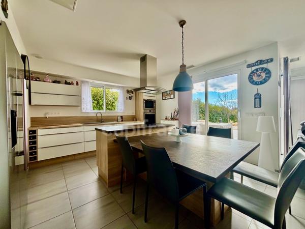 POUSSAN(34), À VENDRE MAISON 4 FACES, P6, SURFACE 140 m2, TERRAIN 922 m2, PISCINE, GARAGE, VUE DÉGAGÉE, SECTEUR CALME.