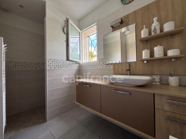 POUSSAN(34), À VENDRE MAISON 4 FACES, P6, SURFACE 140 m2, TERRAIN 922 m2, PISCINE, GARAGE, VUE DÉGAGÉE, SECTEUR CALME.