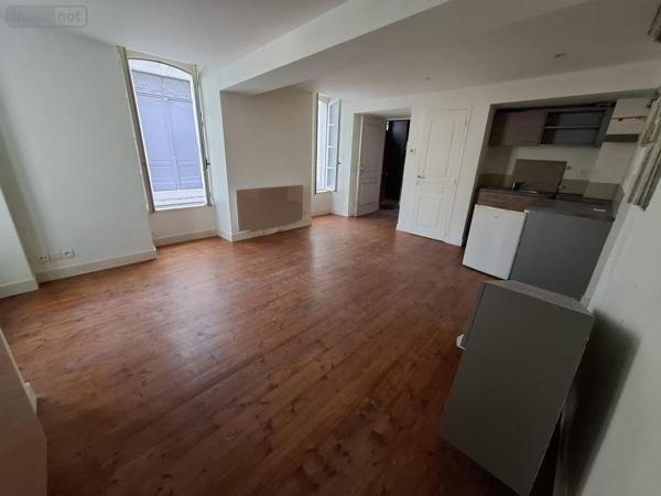 Immeuble à vendre à Saintes en Charente-Maritime (17100), ref : 17111-683