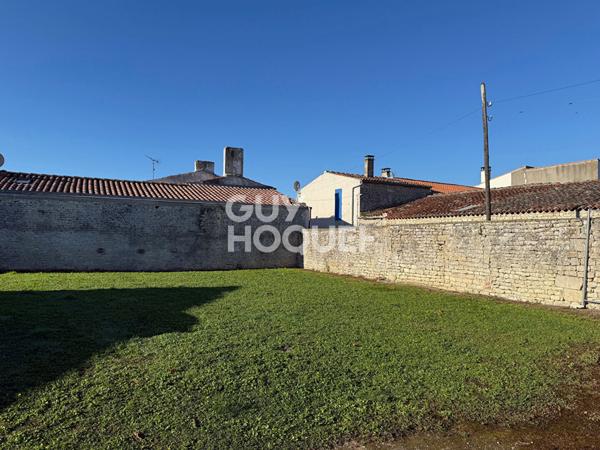 À VENDRE / TERRAIN À BÂTIR AVEC DÉPENDANCES DE CHARME SAINT-PIERRE-D'OLERON