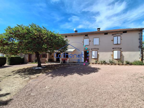 Maison ancienne en pierre avec dépendances et terrain