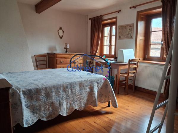 Maison ancienne en pierre avec dépendances et terrain