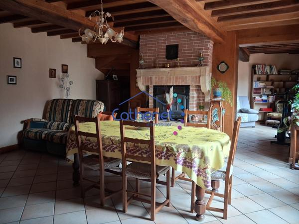 Maison ancienne en pierre avec dépendances et terrain