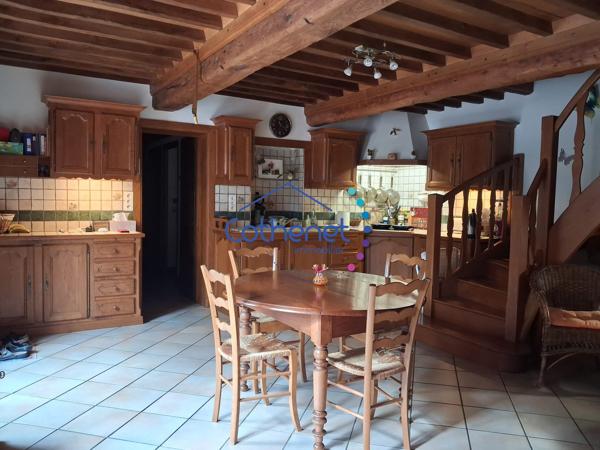 Maison ancienne en pierre avec dépendances et terrain