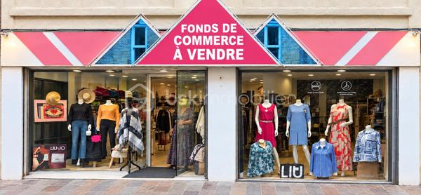 Secteur : Le Neubourg – Emplacement privilégié en rue piétonne
Belle opportunité pour reprendre une boutique de prêt-à-porter féminin multimarque et d’accessoires, bénéficiant d’un emplacement visible.

Le local commercial d’environ 40 m² dispose notamment :
 d’une vitrine d’environ 6 mètres linéaires ; 
 d’un espace de vente agréable et fonctionnel ; 
 de deux cabines d’essayage ; 
 d’un étage utilisé comme réserve. 

La boutique est actuellement exploitée avec des marques telles que Liu Jo, Kocca, Freeman T. Porter et Suncoo.

Aucun salarié à reprendre.
 Loyer mensuel : 658,46€
Vente du fonds de commerce sans le stock.
Chiffre d'affaires 2025 : 190 128,94€

Une belle affaire pour une professionnelle souhaitant développer son activité dans une rue commerçante et piétonne.

Prix de vente : 93 000 € honoraires inclus

📞 Malika Coulanges – BSK Immobilier
      06 83 30 17 01