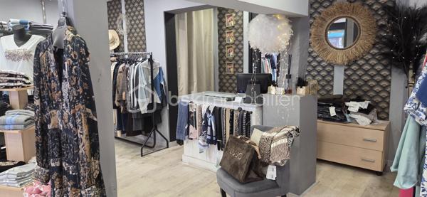 Secteur : Le Neubourg – Emplacement privilégié en rue piétonne
Belle opportunité pour reprendre une boutique de prêt-à-porter féminin multimarque et d’accessoires, bénéficiant d’un emplacement visible.

Le local commercial d’environ 40 m² dispose notamment :
 d’une vitrine d’environ 6 mètres linéaires ; 
 d’un espace de vente agréable et fonctionnel ; 
 de deux cabines d’essayage ; 
 d’un étage utilisé comme réserve. 

La boutique est actuellement exploitée avec des marques telles que Liu Jo, Kocca, Freeman T. Porter et Suncoo.

Aucun salarié à reprendre.
 Loyer mensuel : 658,46€
Vente du fonds de commerce sans le stock.
Chiffre d'affaires 2025 : 190 128,94€

Une belle affaire pour une professionnelle souhaitant développer son activité dans une rue commerçante et piétonne.

Prix de vente : 93 000 € honoraires inclus

📞 Malika Coulanges – BSK Immobilier
      06 83 30 17 01