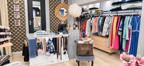 Secteur : Le Neubourg – Emplacement privilégié en rue piétonne
Belle opportunité pour reprendre une boutique de prêt-à-porter féminin multimarque et d’accessoires, bénéficiant d’un emplacement visible.

Le local commercial d’environ 40 m² dispose notamment :
 d’une vitrine d’environ 6 mètres linéaires ; 
 d’un espace de vente agréable et fonctionnel ; 
 de deux cabines d’essayage ; 
 d’un étage utilisé comme réserve. 

La boutique est actuellement exploitée avec des marques telles que Liu Jo, Kocca, Freeman T. Porter et Suncoo.

Aucun salarié à reprendre.
 Loyer mensuel : 658,46€
Vente du fonds de commerce sans le stock.
Chiffre d'affaires 2025 : 190 128,94€

Une belle affaire pour une professionnelle souhaitant développer son activité dans une rue commerçante et piétonne.

Prix de vente : 93 000 € honoraires inclus

📞 Malika Coulanges – BSK Immobilier
      06 83 30 17 01