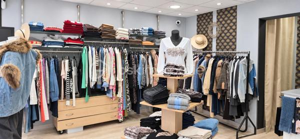 Secteur : Le Neubourg – Emplacement privilégié en rue piétonne
Belle opportunité pour reprendre une boutique de prêt-à-porter féminin multimarque et d’accessoires, bénéficiant d’un emplacement visible.

Le local commercial d’environ 40 m² dispose notamment :
 d’une vitrine d’environ 6 mètres linéaires ; 
 d’un espace de vente agréable et fonctionnel ; 
 de deux cabines d’essayage ; 
 d’un étage utilisé comme réserve. 

La boutique est actuellement exploitée avec des marques telles que Liu Jo, Kocca, Freeman T. Porter et Suncoo.

Aucun salarié à reprendre.
 Loyer mensuel : 658,46€
Vente du fonds de commerce sans le stock.
Chiffre d'affaires 2025 : 190 128,94€

Une belle affaire pour une professionnelle souhaitant développer son activité dans une rue commerçante et piétonne.

Prix de vente : 93 000 € honoraires inclus

📞 Malika Coulanges – BSK Immobilier
      06 83 30 17 01