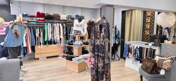 Secteur : Le Neubourg – Emplacement privilégié en rue piétonne
Belle opportunité pour reprendre une boutique de prêt-à-porter féminin multimarque et d’accessoires, bénéficiant d’un emplacement visible.

Le local commercial d’environ 40 m² dispose notamment :
 d’une vitrine d’environ 6 mètres linéaires ; 
 d’un espace de vente agréable et fonctionnel ; 
 de deux cabines d’essayage ; 
 d’un étage utilisé comme réserve. 

La boutique est actuellement exploitée avec des marques telles que Liu Jo, Kocca, Freeman T. Porter et Suncoo.

Aucun salarié à reprendre.
 Loyer mensuel : 658,46€
Vente du fonds de commerce sans le stock.
Chiffre d'affaires 2025 : 190 128,94€

Une belle affaire pour une professionnelle souhaitant développer son activité dans une rue commerçante et piétonne.

Prix de vente : 93 000 € honoraires inclus

📞 Malika Coulanges – BSK Immobilier
      06 83 30 17 01