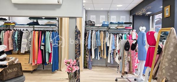 Secteur : Le Neubourg – Emplacement privilégié en rue piétonne
Belle opportunité pour reprendre une boutique de prêt-à-porter féminin multimarque et d’accessoires, bénéficiant d’un emplacement visible.

Le local commercial d’environ 40 m² dispose notamment :
 d’une vitrine d’environ 6 mètres linéaires ; 
 d’un espace de vente agréable et fonctionnel ; 
 de deux cabines d’essayage ; 
 d’un étage utilisé comme réserve. 

La boutique est actuellement exploitée avec des marques telles que Liu Jo, Kocca, Freeman T. Porter et Suncoo.

Aucun salarié à reprendre.
 Loyer mensuel : 658,46€
Vente du fonds de commerce sans le stock.
Chiffre d'affaires 2025 : 190 128,94€

Une belle affaire pour une professionnelle souhaitant développer son activité dans une rue commerçante et piétonne.

Prix de vente : 93 000 € honoraires inclus

📞 Malika Coulanges – BSK Immobilier
      06 83 30 17 01