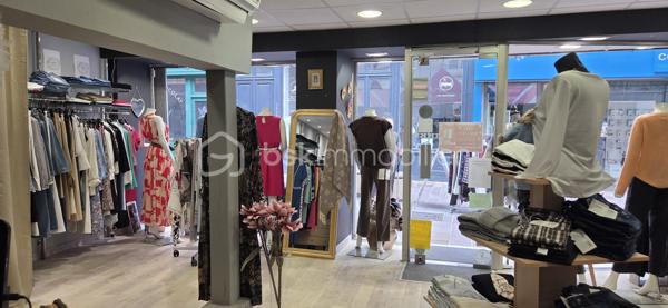 Secteur : Le Neubourg – Emplacement privilégié en rue piétonne
Belle opportunité pour reprendre une boutique de prêt-à-porter féminin multimarque et d’accessoires, bénéficiant d’un emplacement visible.

Le local commercial d’environ 40 m² dispose notamment :
 d’une vitrine d’environ 6 mètres linéaires ; 
 d’un espace de vente agréable et fonctionnel ; 
 de deux cabines d’essayage ; 
 d’un étage utilisé comme réserve. 

La boutique est actuellement exploitée avec des marques telles que Liu Jo, Kocca, Freeman T. Porter et Suncoo.

Aucun salarié à reprendre.
 Loyer mensuel : 658,46€
Vente du fonds de commerce sans le stock.
Chiffre d'affaires 2025 : 190 128,94€

Une belle affaire pour une professionnelle souhaitant développer son activité dans une rue commerçante et piétonne.

Prix de vente : 93 000 € honoraires inclus

📞 Malika Coulanges – BSK Immobilier
      06 83 30 17 01