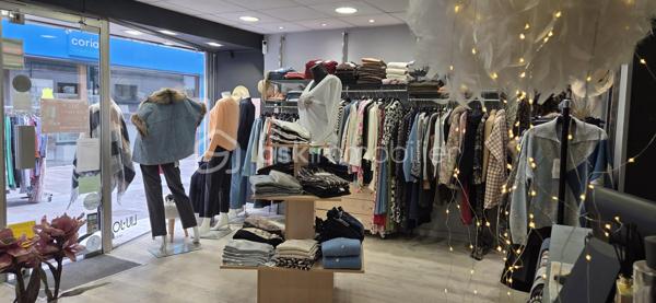 Secteur : Le Neubourg – Emplacement privilégié en rue piétonne
Belle opportunité pour reprendre une boutique de prêt-à-porter féminin multimarque et d’accessoires, bénéficiant d’un emplacement visible.

Le local commercial d’environ 40 m² dispose notamment :
 d’une vitrine d’environ 6 mètres linéaires ; 
 d’un espace de vente agréable et fonctionnel ; 
 de deux cabines d’essayage ; 
 d’un étage utilisé comme réserve. 

La boutique est actuellement exploitée avec des marques telles que Liu Jo, Kocca, Freeman T. Porter et Suncoo.

Aucun salarié à reprendre.
 Loyer mensuel : 658,46€
Vente du fonds de commerce sans le stock.
Chiffre d'affaires 2025 : 190 128,94€

Une belle affaire pour une professionnelle souhaitant développer son activité dans une rue commerçante et piétonne.

Prix de vente : 93 000 € honoraires inclus

📞 Malika Coulanges – BSK Immobilier
      06 83 30 17 01