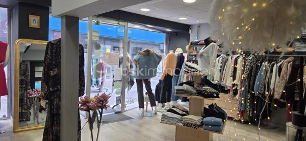 Secteur : Le Neubourg – Emplacement privilégié en rue piétonne
Belle opportunité pour reprendre une boutique de prêt-à-porter féminin multimarque et d’accessoires, bénéficiant d’un emplacement visible.

Le local commercial d’environ 40 m² dispose notamment :
 d’une vitrine d’environ 6 mètres linéaires ; 
 d’un espace de vente agréable et fonctionnel ; 
 de deux cabines d’essayage ; 
 d’un étage utilisé comme réserve. 

La boutique est actuellement exploitée avec des marques telles que Liu Jo, Kocca, Freeman T. Porter et Suncoo.

Aucun salarié à reprendre.
 Loyer mensuel : 658,46€
Vente du fonds de commerce sans le stock.
Chiffre d'affaires 2025 : 190 128,94€

Une belle affaire pour une professionnelle souhaitant développer son activité dans une rue commerçante et piétonne.

Prix de vente : 93 000 € honoraires inclus

📞 Malika Coulanges – BSK Immobilier
      06 83 30 17 01
