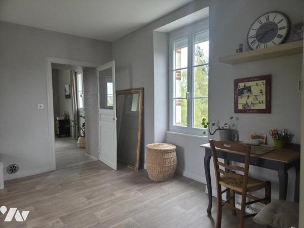 Château-Gontier - Maison 193m² habitables, terrain de 7655m² en partie boisé avec dépendance.