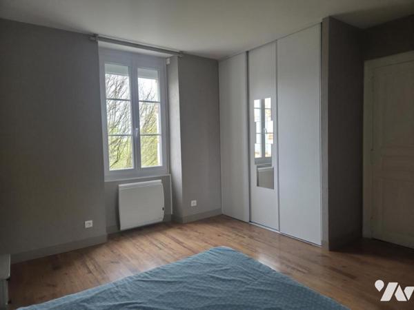 Château-Gontier - Maison 193m² habitables, terrain de 7655m² en partie boisé avec dépendance.