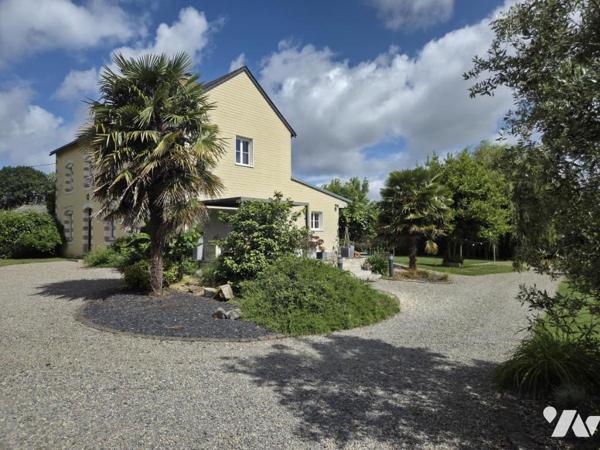 Château-Gontier - Maison 193m² habitables, terrain de 7655m² en partie boisé avec dépendance.