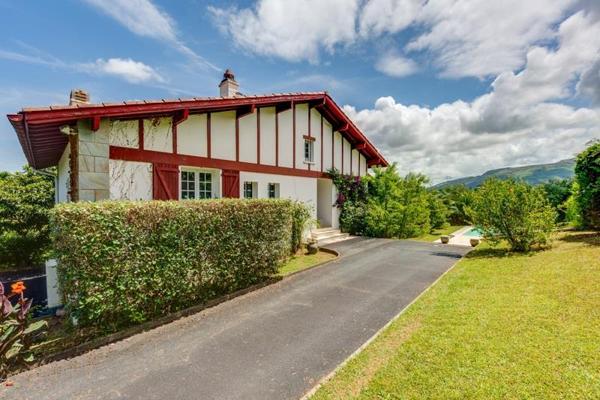 Maison 1 190 000 € Urrugne 7 p 220 m² DPE D