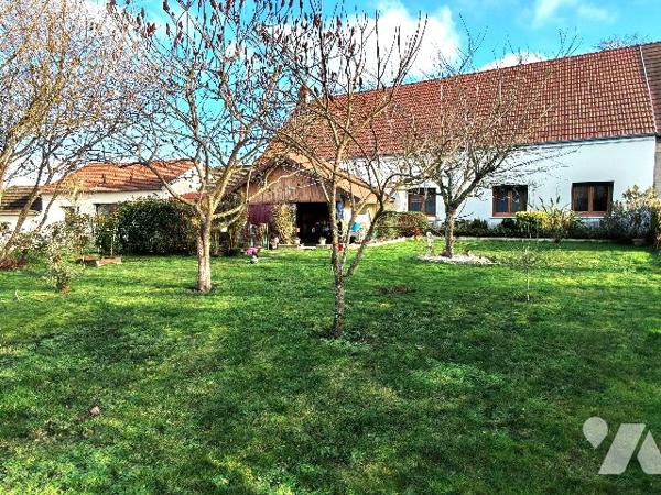 A 5 minutes d'AUXONNE, à visiter sans tarder, venez découvrir cette belle longère de plain pied