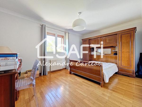 Belle traditionnelle 5 chambres, bureau, garage, piscine