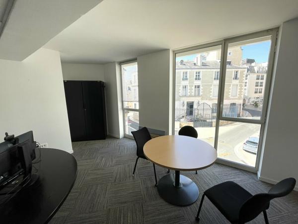 A LOUER BUREAUX POITIERS HYPER CENTRE 270.85m² + PLACES DE STATIONNEMENT