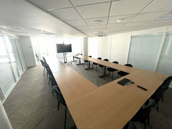 A LOUER BUREAUX POITIERS HYPER CENTRE 270.85m² + PLACES DE STATIONNEMENT