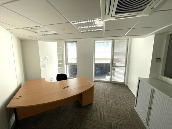 A LOUER BUREAUX POITIERS HYPER CENTRE 270.85m² + PLACES DE STATIONNEMENT