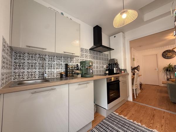 Il se compose d'un séjour lumineux, une chambre, une cuisine aménagée et équipée semi ouverte ainsi qu'une salle d'eau avec WC. 

Vue sur les falaises et petite vue mer
Beau potentiel !
Idéal résidence secondaire ou investissement

Tout à l'égout/ Double vitrage PVC/ Pas de travaux à prévoir ! Appartement clé en main (entièrement refait en 2025)