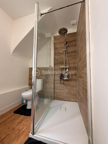 Il se compose d'un séjour lumineux, une chambre, une cuisine aménagée et équipée semi ouverte ainsi qu'une salle d'eau avec WC. 

Vue sur les falaises et petite vue mer
Beau potentiel !
Idéal résidence secondaire ou investissement

Tout à l'égout/ Double vitrage PVC/ Pas de travaux à prévoir ! Appartement clé en main (entièrement refait en 2025)