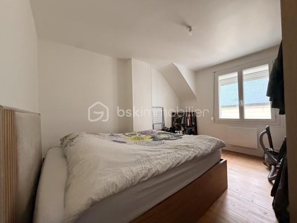 Il se compose d'un séjour lumineux, une chambre, une cuisine aménagée et équipée semi ouverte ainsi qu'une salle d'eau avec WC. 

Vue sur les falaises et petite vue mer
Beau potentiel !
Idéal résidence secondaire ou investissement

Tout à l'égout/ Double vitrage PVC/ Pas de travaux à prévoir ! Appartement clé en main (entièrement refait en 2025)