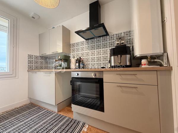 Il se compose d'un séjour lumineux, une chambre, une cuisine aménagée et équipée semi ouverte ainsi qu'une salle d'eau avec WC. 

Vue sur les falaises et petite vue mer
Beau potentiel !
Idéal résidence secondaire ou investissement

Tout à l'égout/ Double vitrage PVC/ Pas de travaux à prévoir ! Appartement clé en main (entièrement refait en 2025)