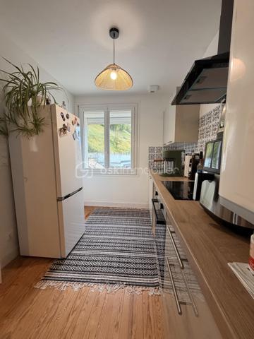 Il se compose d'un séjour lumineux, une chambre, une cuisine aménagée et équipée semi ouverte ainsi qu'une salle d'eau avec WC. 

Vue sur les falaises et petite vue mer
Beau potentiel !
Idéal résidence secondaire ou investissement

Tout à l'égout/ Double vitrage PVC/ Pas de travaux à prévoir ! Appartement clé en main (entièrement refait en 2025)